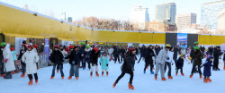 [포토]인파로 북적이는 서울광장 스케이트장                                                                                                                                                               