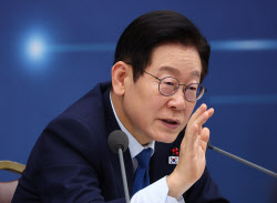 李대통령 국정지지도 53.4%…민주 44.1% vs 국힘 37.2%[리얼미터]