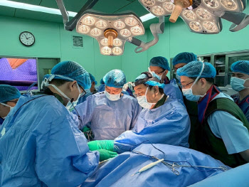 엘앤케이바이오, 베트남서 ‘높이확장형 케이지’ 라이브 서저리 진행