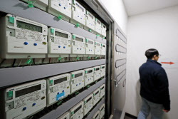 내년 전기요금 안 오른다…누적 적자에도 11분기 연속 동결(종합)