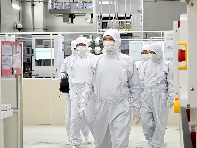 JY visits Samsung semiconductor business... Recover competitiveness through bold innovation and investment