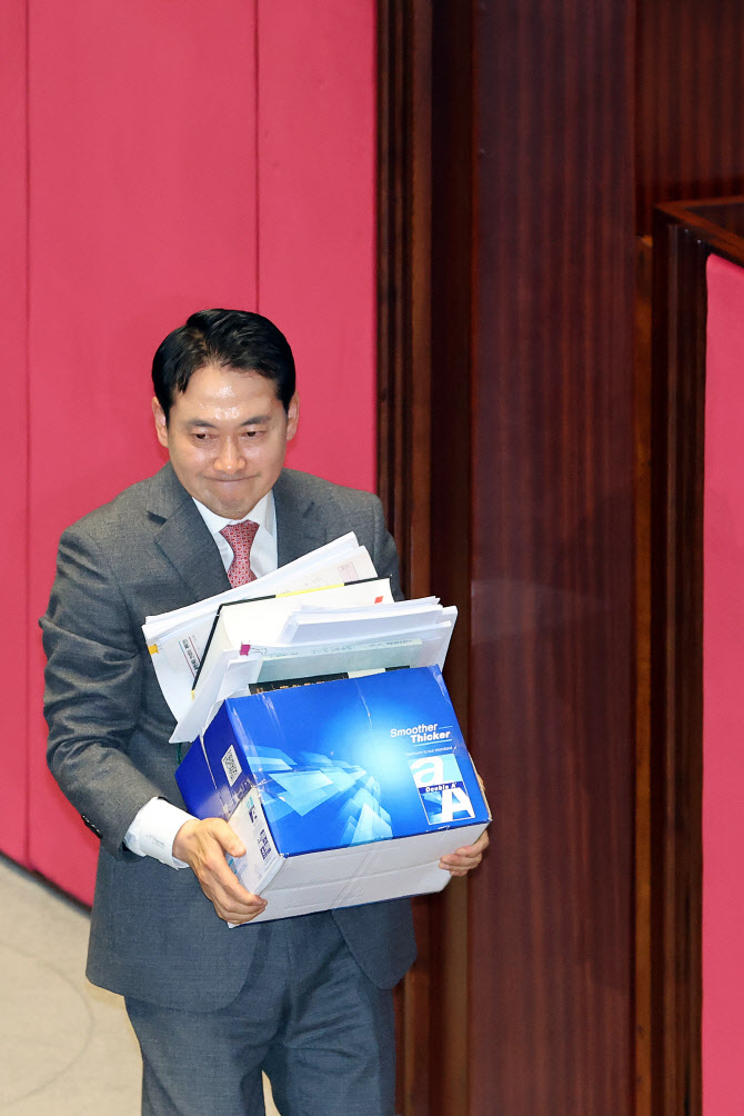  역대 최장 필리버스터 마친 장동혁 대표                                                                                                                                                            