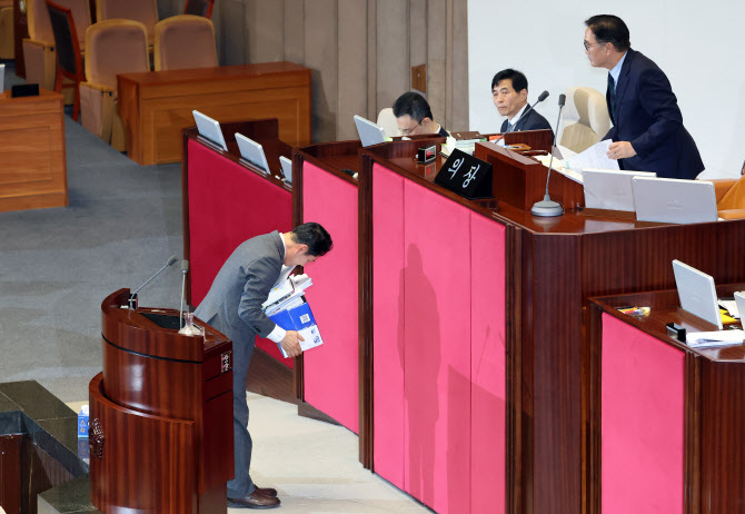  역대 최장 필리버스터 마친 장동혁 대표                                                                                                                                                            