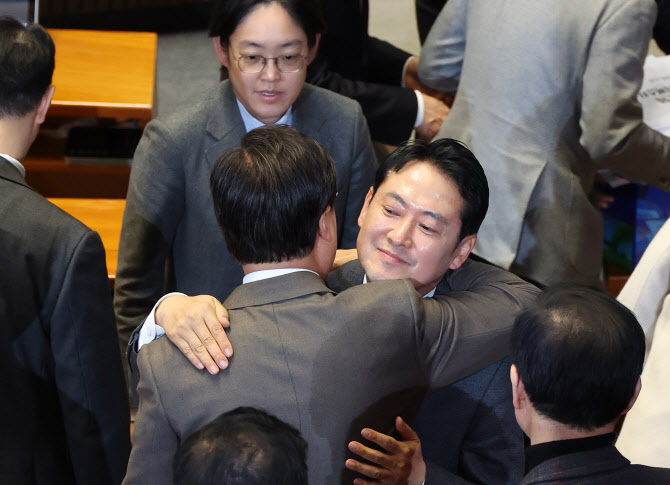  24시간 무제한토론 마치고 격려받는 장동혁 국민의힘 대표                                                                                                                                           