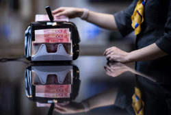 "왜 원화만…" 원·위안 환율 16년만 최고치, 내년 더 오른다