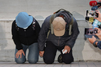 3명 살해한 아들…부모는 무릎 꿇고 “죄송합니다”