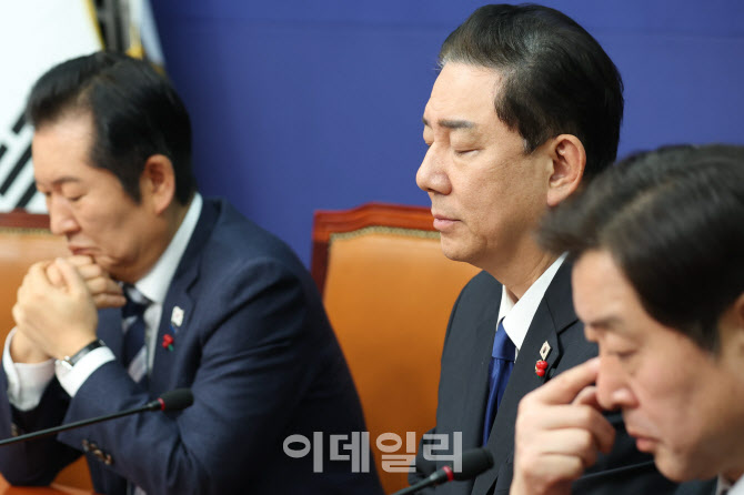 '표정 어두운 김병기 원내대표' 