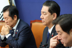 [포토]'표정 어두운 김병기 원내대표'                                                                                                                                                           