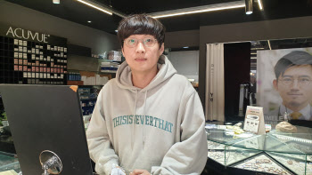 세상에서 가장 선한 안경원, 아이들의 희망을 밝히다 [only이데일리]