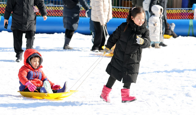 누나가 끌어주는 눈썰매                                                                                                                                                                            