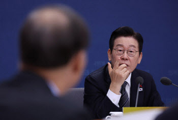 李가 꺼낸 '생리대 논란'…취약계층의 '그날'은 더 힘들다