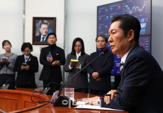 기자회견, '질의에 답하는 정청래'                                                                                                                                                        