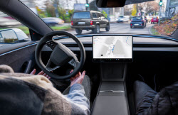 테슬라 FSD, 국내서 '100만km' 달렸다…성능 고도화 속도 붙나