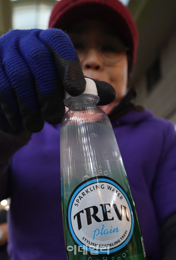 '한파에 음료수도 얼었어요'                                                                                                                                                              