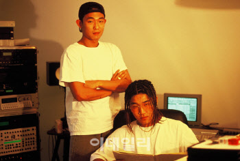 AI 힘 입어 돌아온 듀스…이현도 "故성재와 다시 작업한 기분"[only 이데일리]