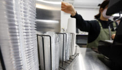 내년 초 도입될 ‘컵 따로 계산제’…소상공인은 실효성에 물음표[이영민의 알쓸기잡]