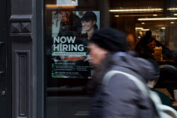 美 CEO 66% “내년 채용 계획 없다”…AI·불확실성에 고용 위축