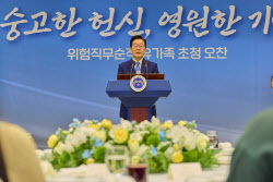 李대통령 국정지지도 53.2%…민주 44.5% vs 국힘 35.7%[리얼미터]