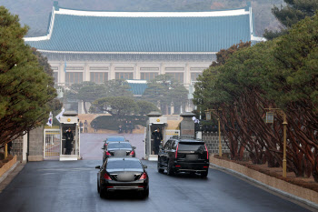 李, 청와대 첫 출근…文 이후 1330일 만의 복귀(상보)