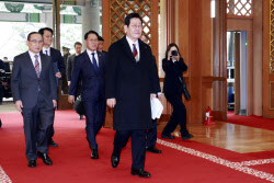 李대통령, ‘통합 넥타이’ 매고 청와대 첫 출근…1330일 만에 복귀