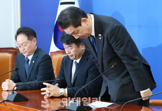 김병기, '각종 의혹에 원내대표직 사퇴'                                                                                                                                                   