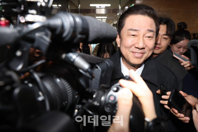 김병기, '취재진 질문에 묵묵부답'