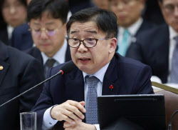 '尹정부 임명' 유철환 국민권익위원장 사의 표명