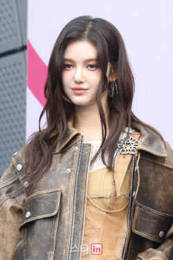 뉴진스 다니엘, 계약해지 통보에 피소까지… 위약벌 1000억 관측