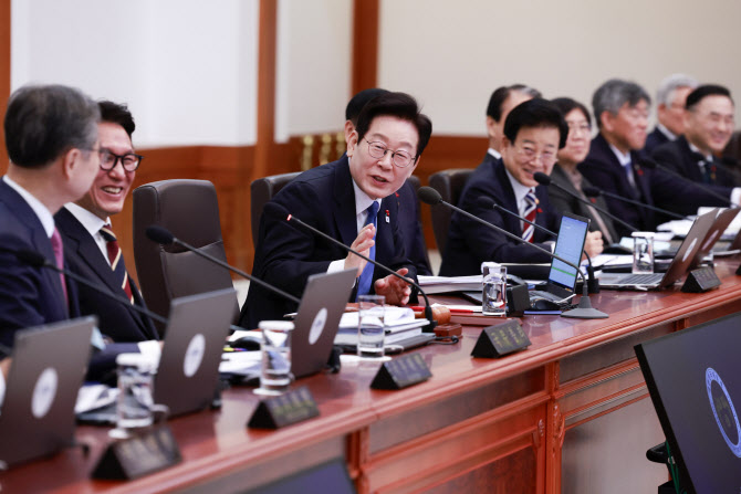 李대통령, 산업부에 피자 20판 쐈다…“수출 7천억달러 달성 수고”