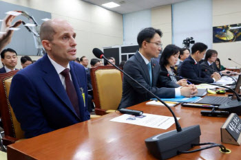 쿠팡 대표 "물류센터 야간 근무 해보겠다..의원도 같이 하자"