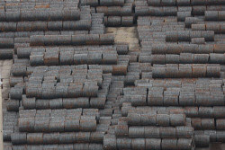 '고관세·저가 공세' 위기의 철강업계…잇단 반덤핑으로 방어