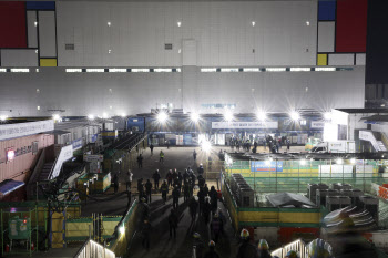 대형 크레인 치솟고 40t 트럭 분주…K칩 새심장 박동 시작됐다