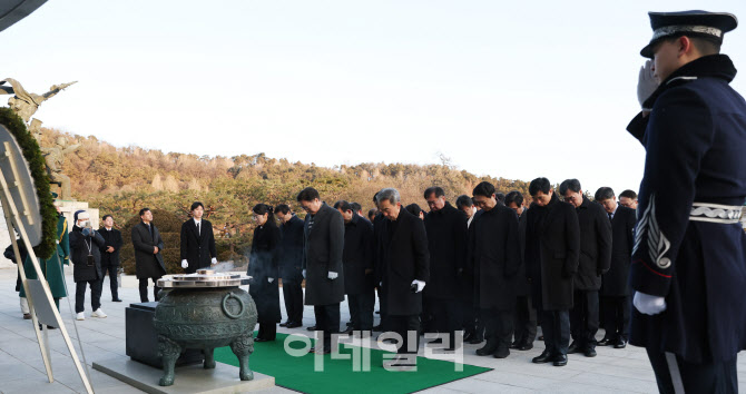 현충탑 참배하는 우원식 국회의장과 의원들                                                                                                                                                          