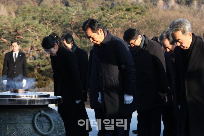 현충탑 참배하는 더불어민주당                                                                                                                                                                      