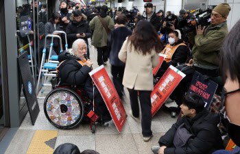 새해 첫 출근길부터…전장연 시위, 시청역·남영역 무정차 통과