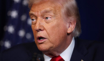 트럼프 대통령 “中 통제 기업이 안보 훼손”…반도체기업 M&A 제동