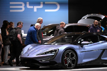 돌발 악재 줄줄이…글로벌 전기차 시장 '급제동'