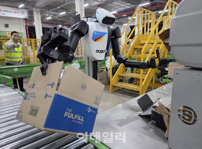 새해 AI 로봇이 유통 현장 접수…자동화 대전환 개막