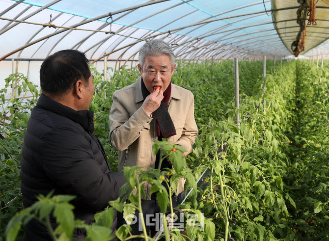  강호동 농협 회장, 보급형 스마트팜 방문 