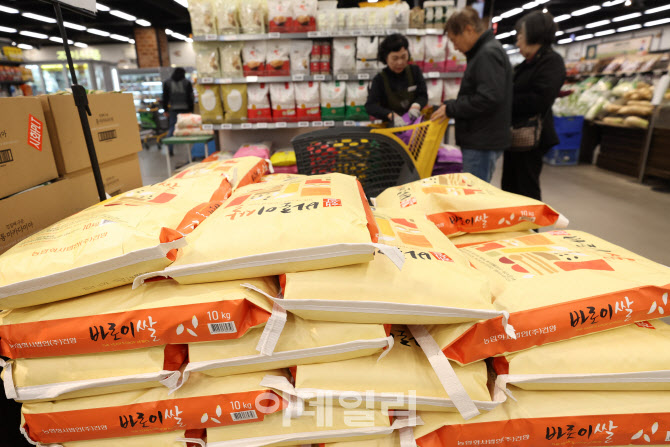 쌀 금값인데 소극 대응…“시장 개입 줄이고 비축미 풀어야”
