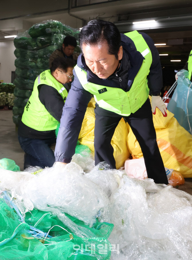 가락시장 청소하는 정청래 더불어민주당 대표                                                                                                                                                        