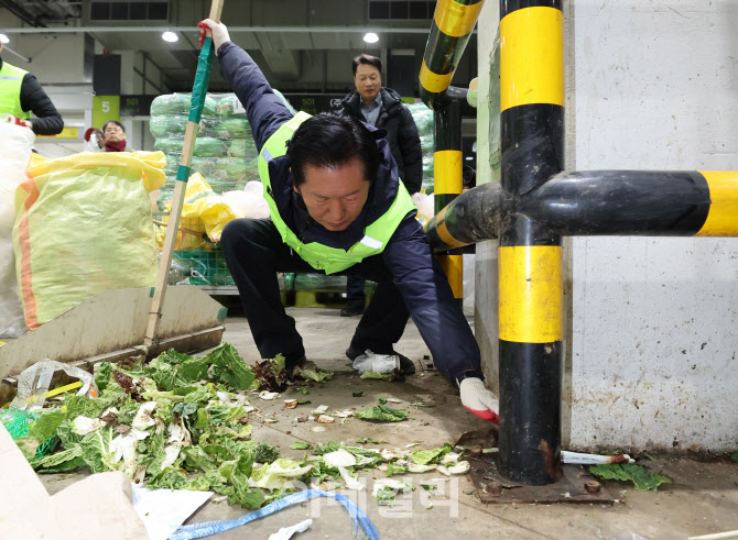 꼼꼼히 청소하는 정청래 대표                                                                                                                                                                       