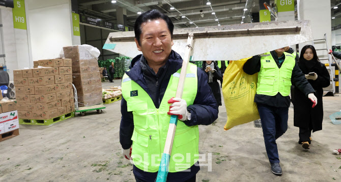 청소후 미소짓는 정청래 더불어민주당 대표