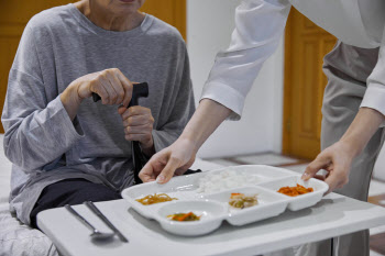 긴 병에 가족까지 벼랑 끝…"돌봄, 개인 아닌 사회적 책임 전환 시급"