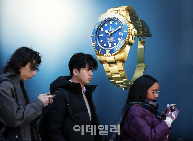 "올해 또 올렸네"..명품업계, 새해 벽두 가격인상 재연                                                                                                                                     