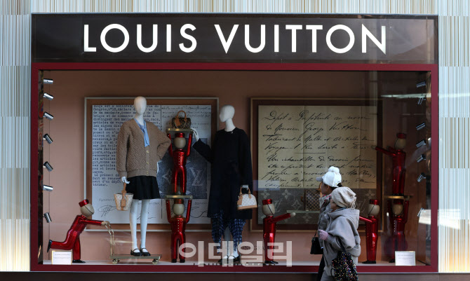 가격 인상 릴레이 시작한 글로벌 명품 브랜드들