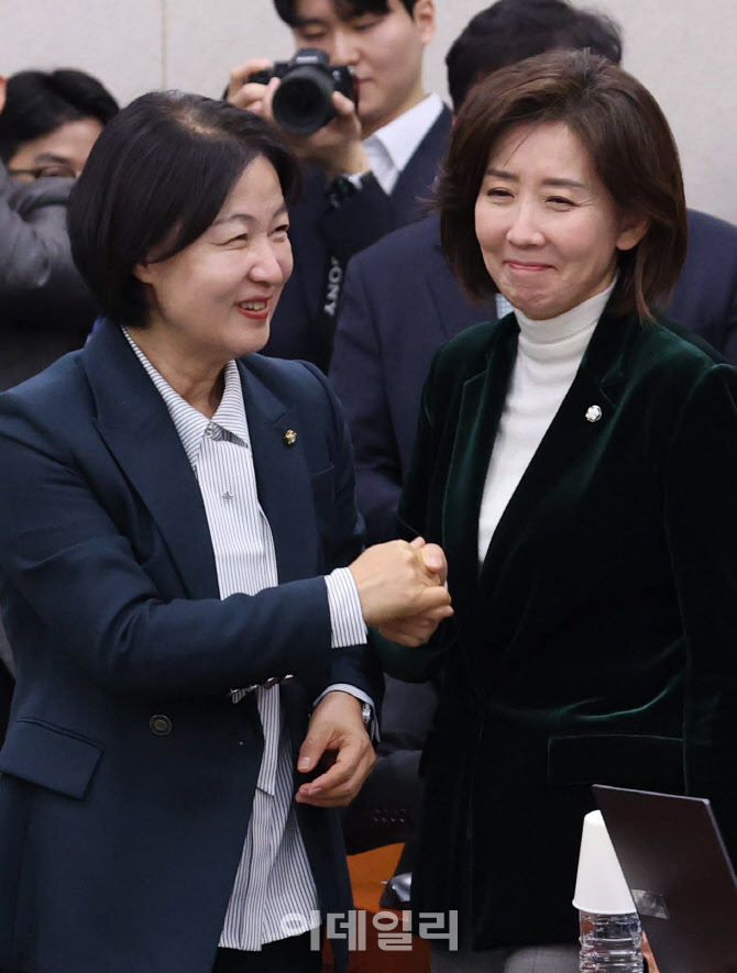 법사위, '악수하는 추미애-나경원'                                                                                                                                                        