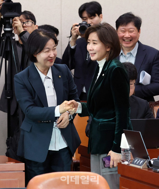 추미애-나경원, '새해 첫 법사위 시작은 미소로'                                                                                                                                           