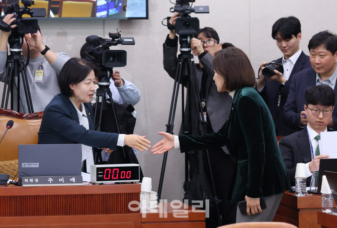 새해 첫 법사위, '악수하는 추미애-나경원'                                                                                                                                                