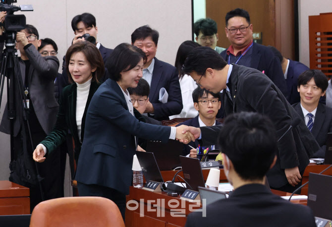 새해 첫 법사위, '악수하는 추미애-곽규택'                                                                                                                                                